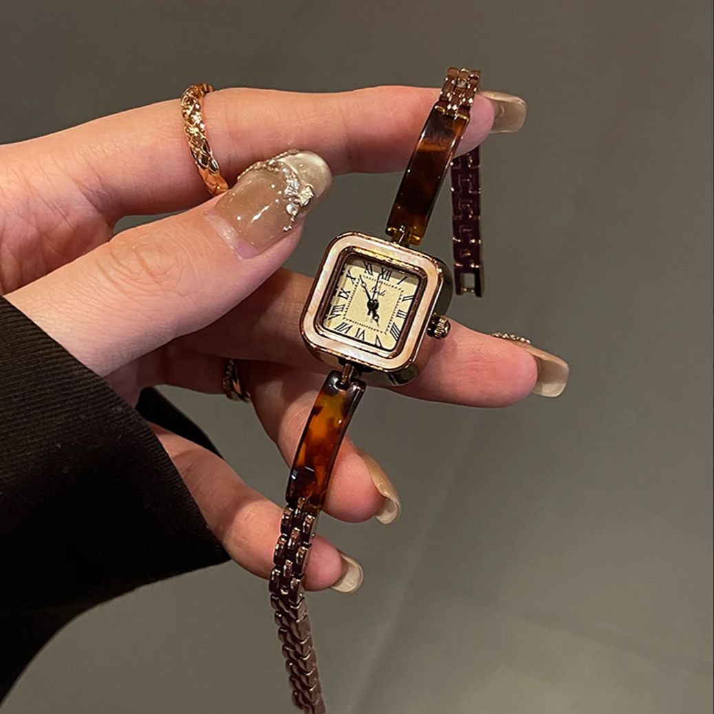 Luxury Watch Square - นาฬิกาผู้หญิงสไตล์วินเทจสุดหรูพร้อมตัวเลขโรมันและหน้าปัดทรงสี่เหลี่ยมนาฬิกาควอทซ์สำหรับสุภาพสตรีพร้อมสายสีเหลืองอำพันของขวัญที่สมบูรณ์แบบใหม่