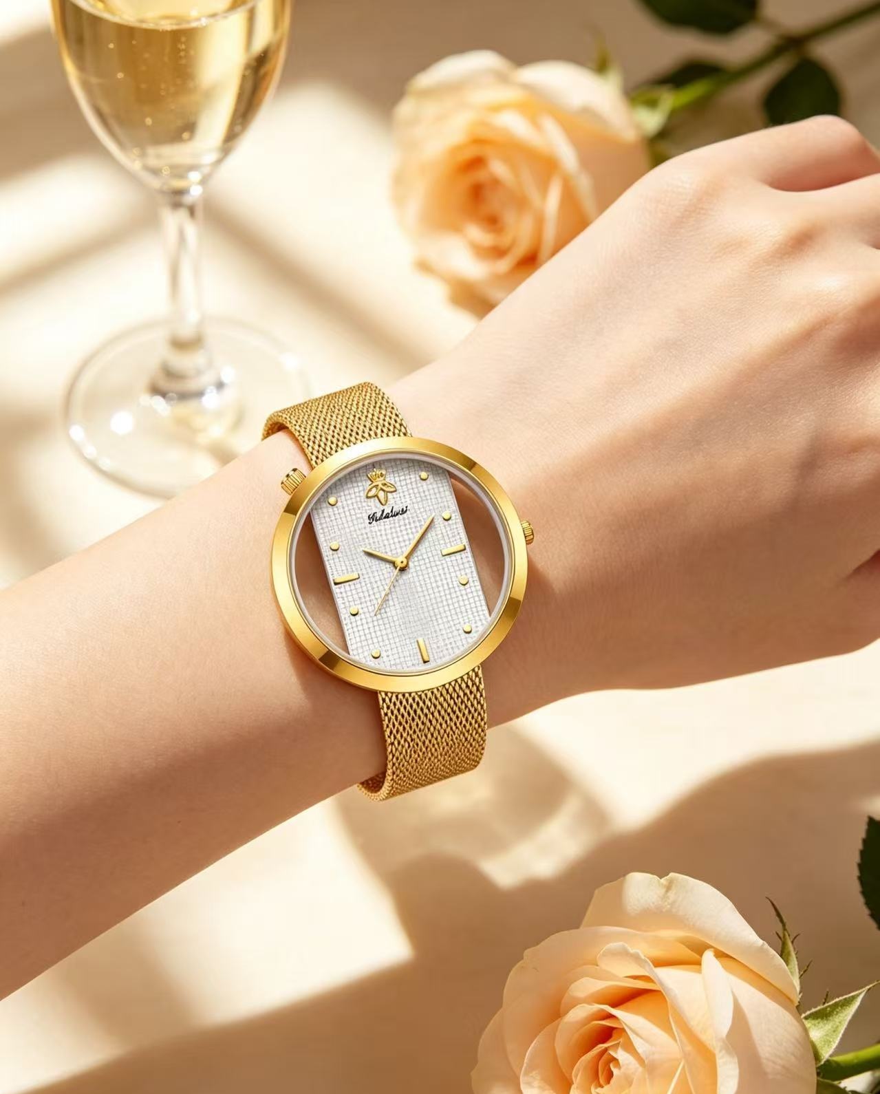 Luxury Watch Gift For Her - ยาลาลูซีแฟชั่นนาฬิกาข้อมือสุภาพสตรีตาข่ายสีทองเรียบง่าย ตัวเรือนบาง หน้าปัดมีลวดลาย ตัวบอกเวลาสีทอง กันน้ำ นาฬิกาสำหรับผู้หญิง