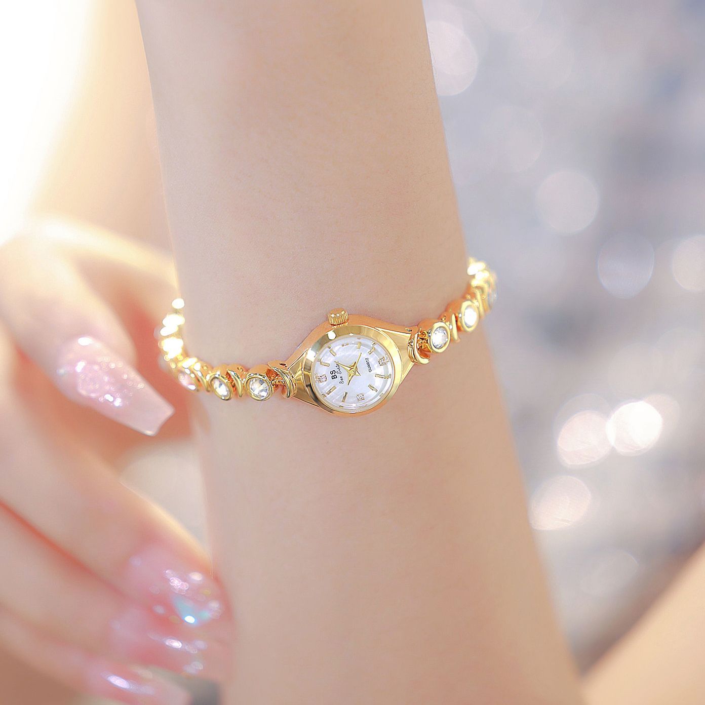 สุภาพสตรีนาฬิกาหรูหรายชื่อแบรน - Luxury Watch List บทวิจารณ์และราคา