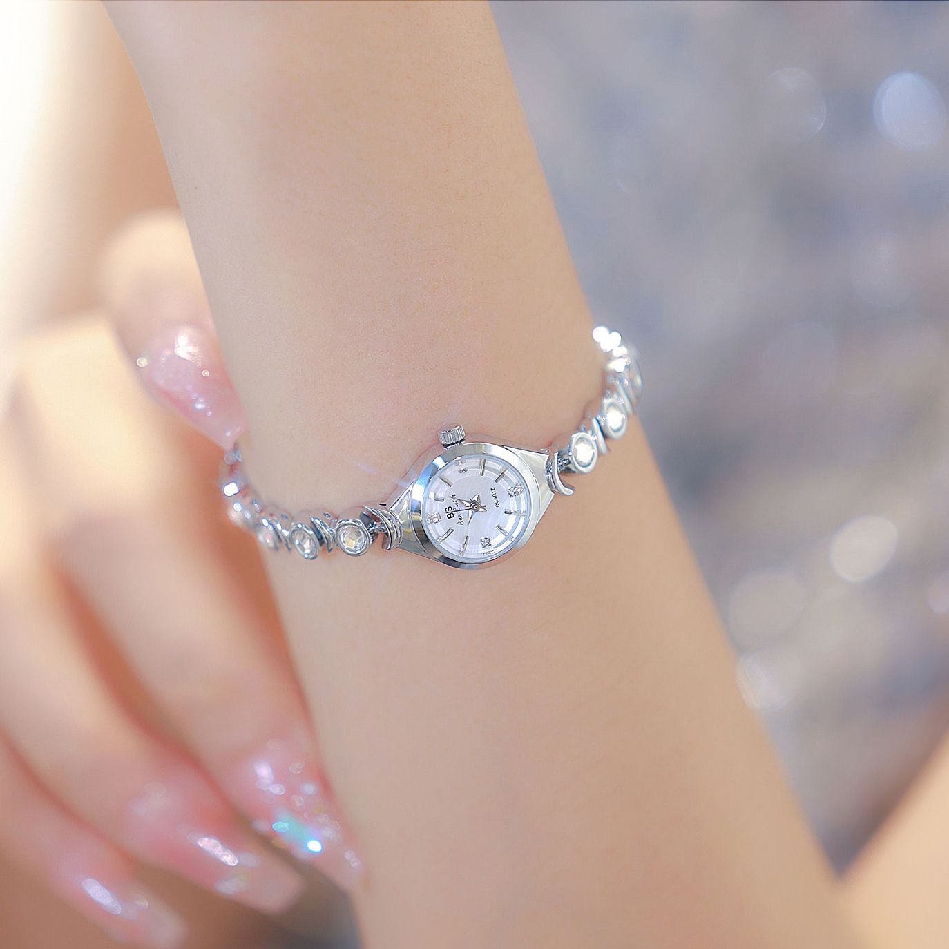 สุภาพสตรีนาฬิกาหรูหรายชื่อแบรน - Luxury Watch List บทวิจารณ์และราคา