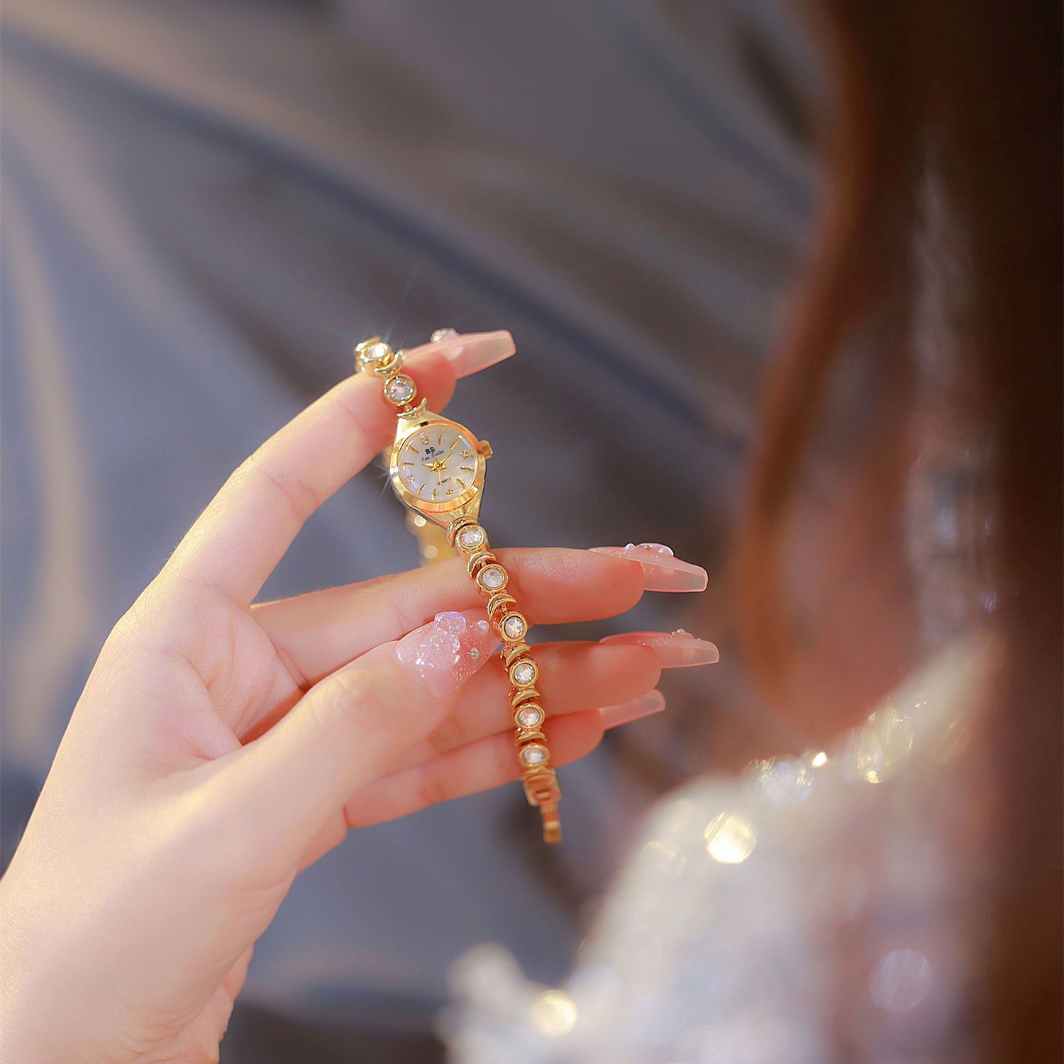 สุภาพสตรีนาฬิกาหรูหรายชื่อแบรน - Luxury Watch List บทวิจารณ์และราคา