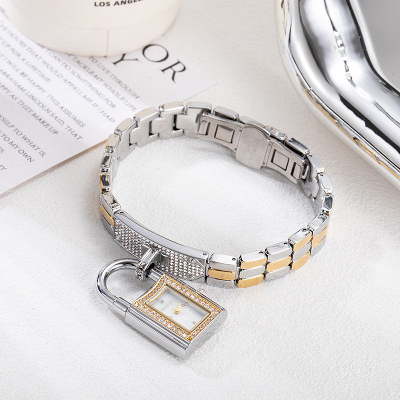 สายรัดข้อมือรูปทรงเว้าพร้อมจี้ - Luxury Watch Square บทวิจารณ์และราคา