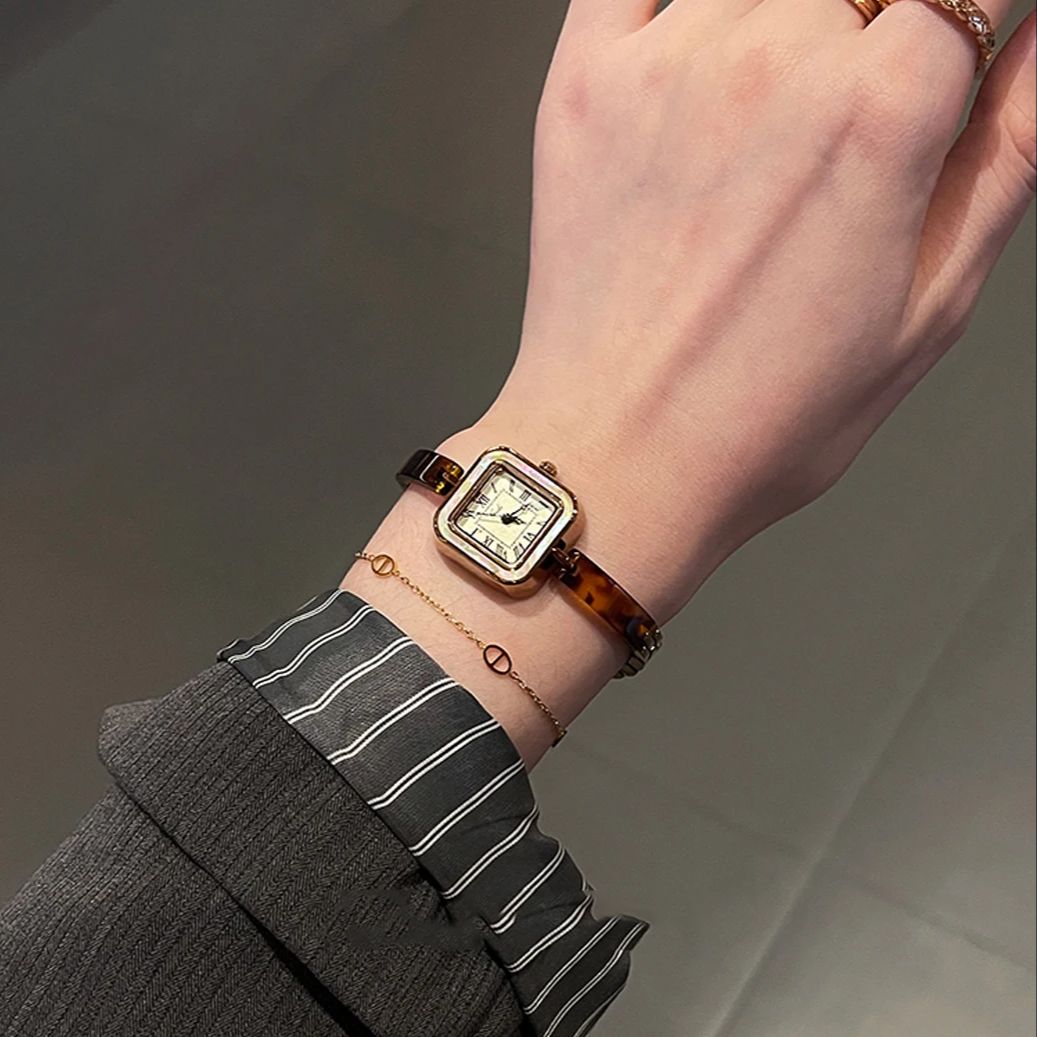นาฬิกาผู้หญิงสไตล์วินเทจสุดหรู - Luxury Watch Square บทวิจารณ์และราคา