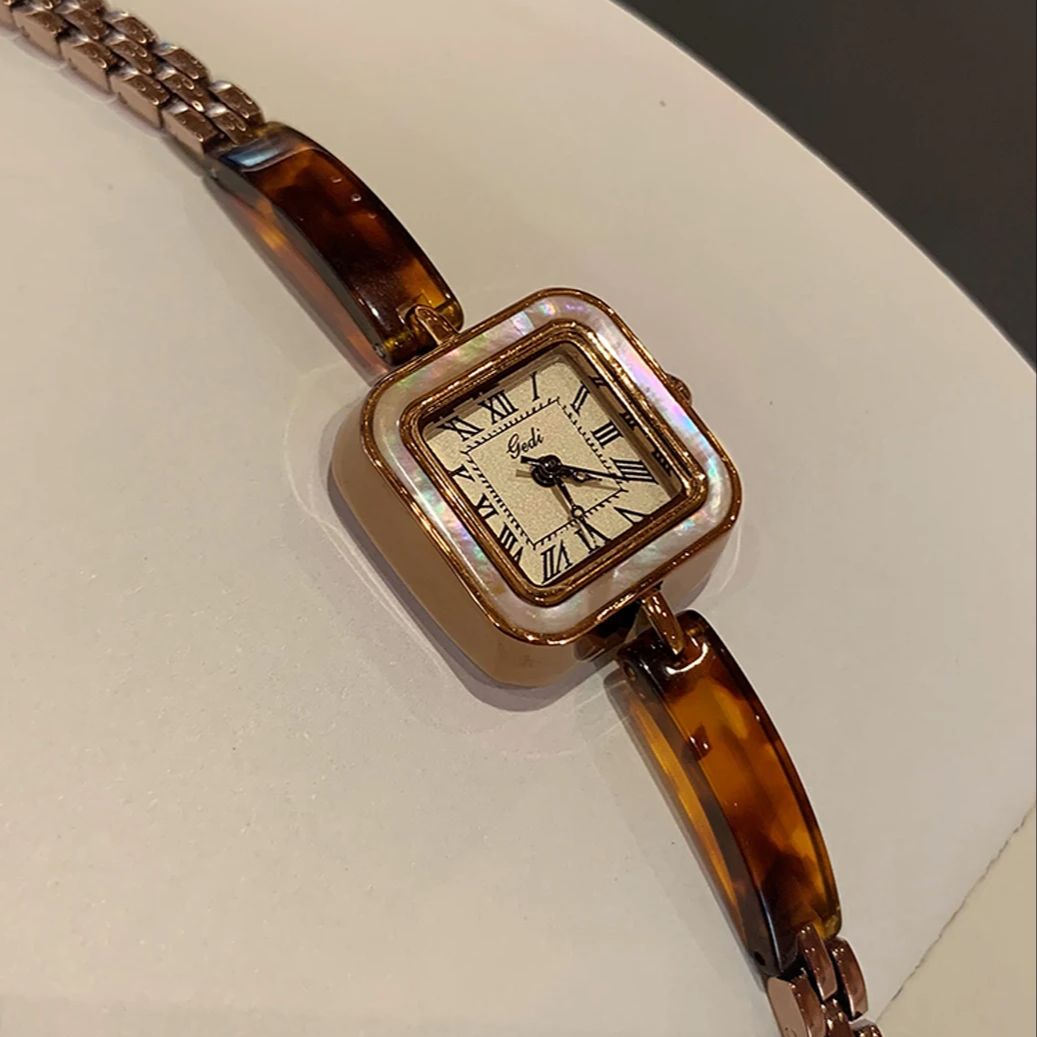นาฬิกาผู้หญิงสไตล์วินเทจสุดหรู - Luxury Watch Square บทวิจารณ์และราคา