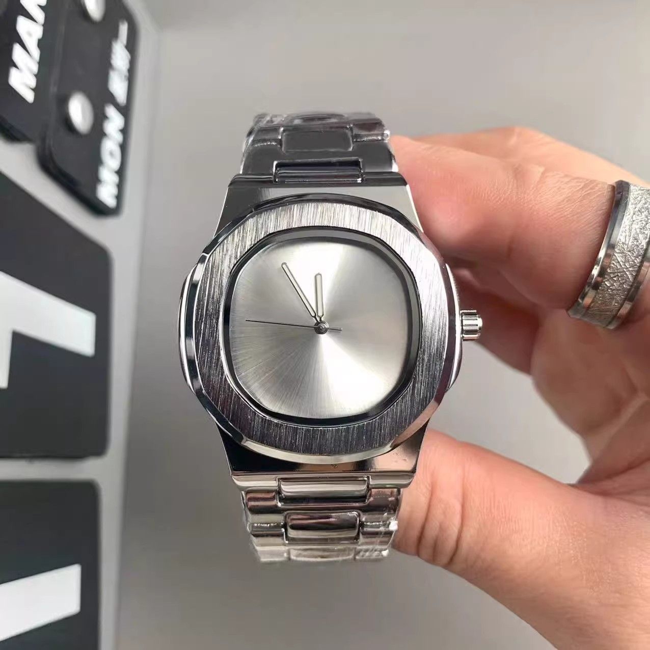 นาฬิกาควอตซ์ผู้ชายโลโก้แบบกำหน - Luxury Watch Logo บทวิจารณ์และราคา