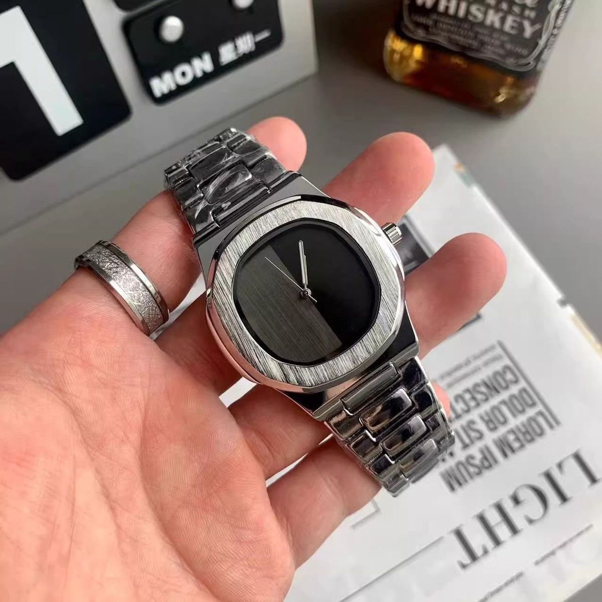 นาฬิกาควอตซ์ผู้ชายโลโก้แบบกำหน - Luxury Watch Logo บทวิจารณ์และราคา